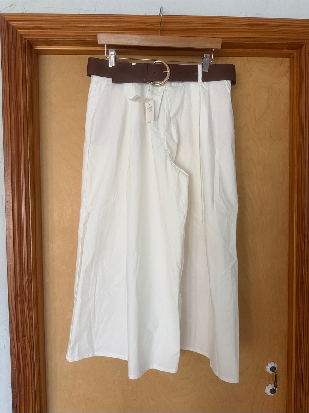 Zara women’s White Flat-Front wideleg crop with Brown Belt